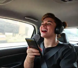 passageira paga corrida de aplicativo cantando