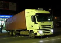 carreta desgovernada invadiu lojas em Goiânia