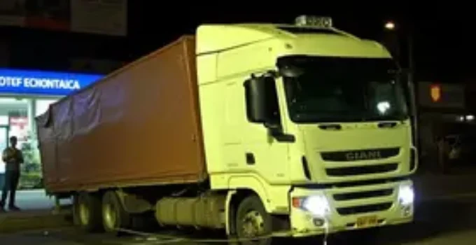 carreta desgovernada invadiu lojas em Goiânia