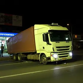 carreta desgovernada invadiu lojas em Goiânia