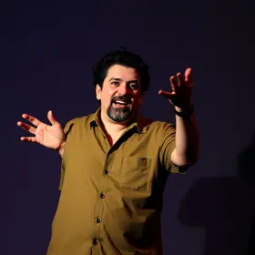 Gregório Duvivier apresenta a comédia “O Céu da Língua” em Goiânia